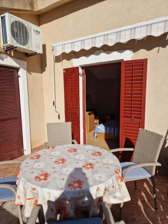 Apartmani Vesna วีร์ ภายนอก รูปภาพ