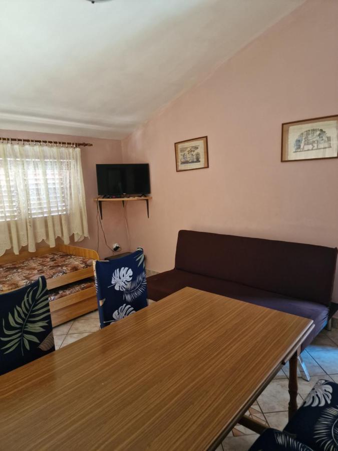 Apartmani Vesna วีร์ ภายนอก รูปภาพ