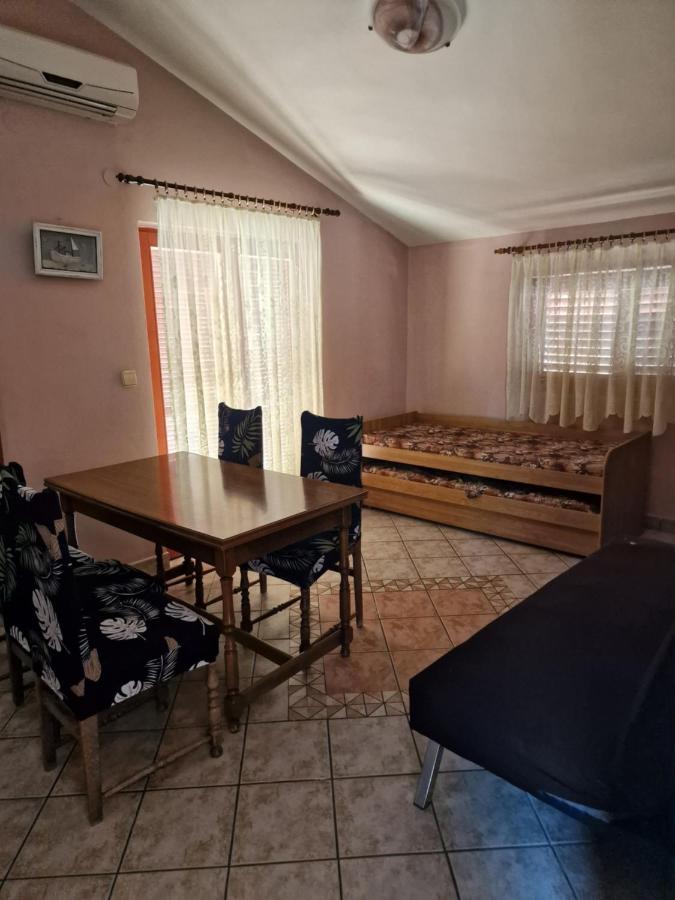 Apartmani Vesna วีร์ ภายนอก รูปภาพ